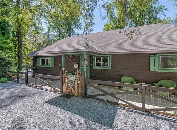 4th image of 707 E Lakeshore Dr