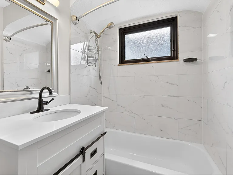 Full bathroom - first floor