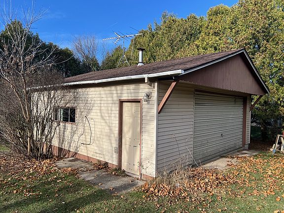 3rd image of 819 Cherry Ct