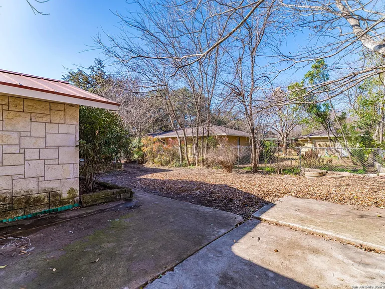 339 E Nottingham Dr — Photo 33