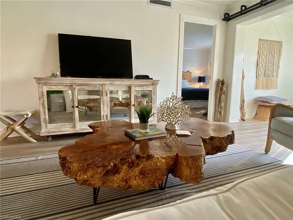 1900 Alamanda Dr — Photo 3