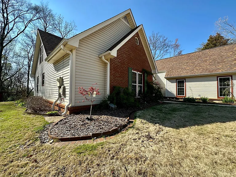 141 Victoria Dr — Photo 26
