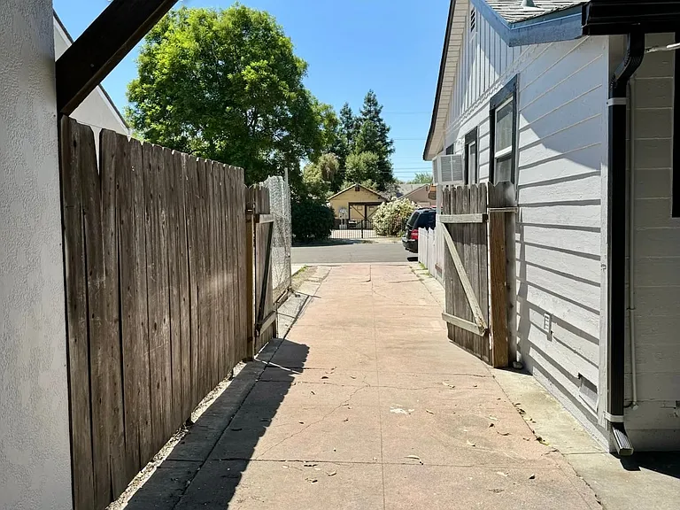 1832 N Berkeley Ave — Photo 16
