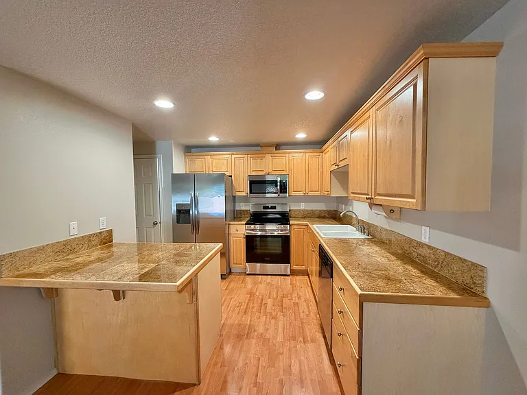 8007 NE 38th Ave — Photo 8