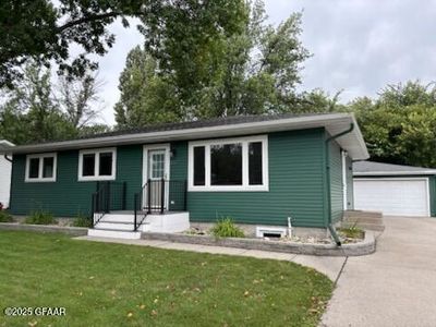 812 S 24th St, Grand Forks, ND, 58201
