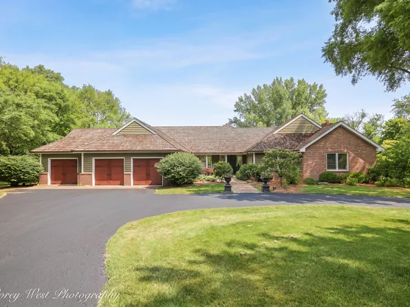 39W944 Deer Run Dr, St Charles, IL 60175
