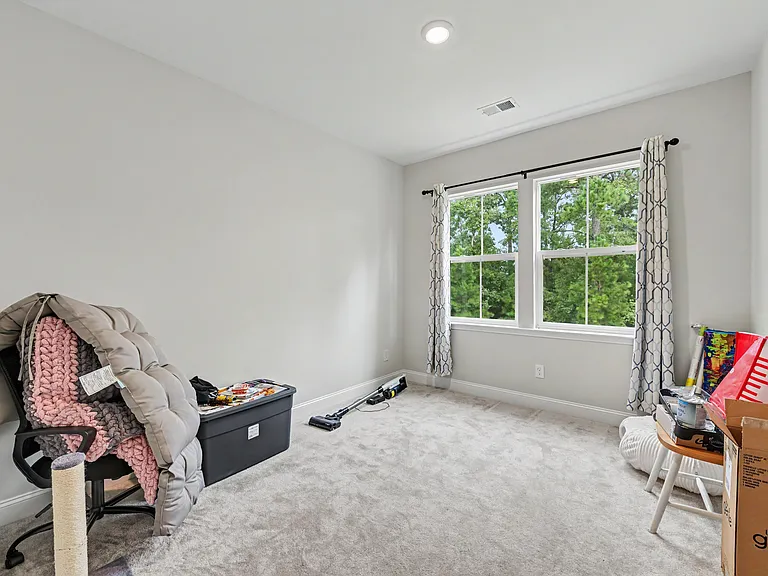 341 Chapman Cir — Photo 15