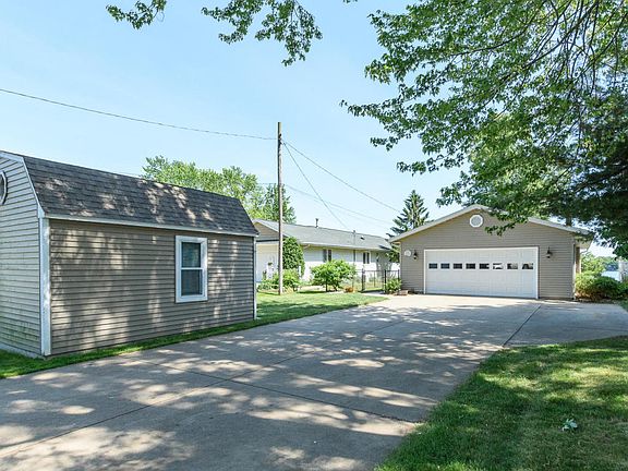 2nd image of 10123 Woodlawn Dr