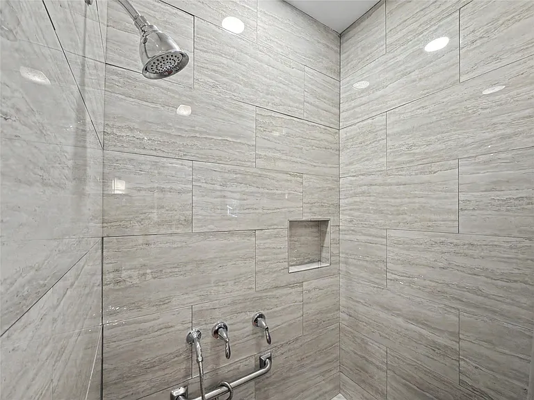 2506 E Cesar Chavez St — Photo 17