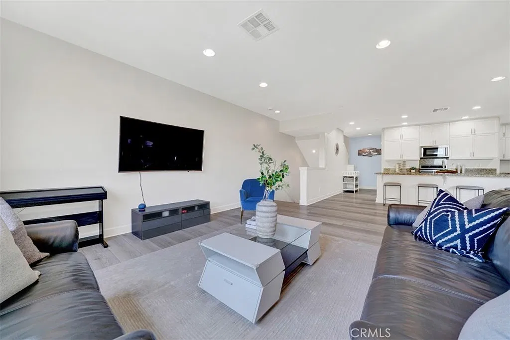 2 bed, 2.5 bath, 1716 sqft, $4,200 — Photo 3