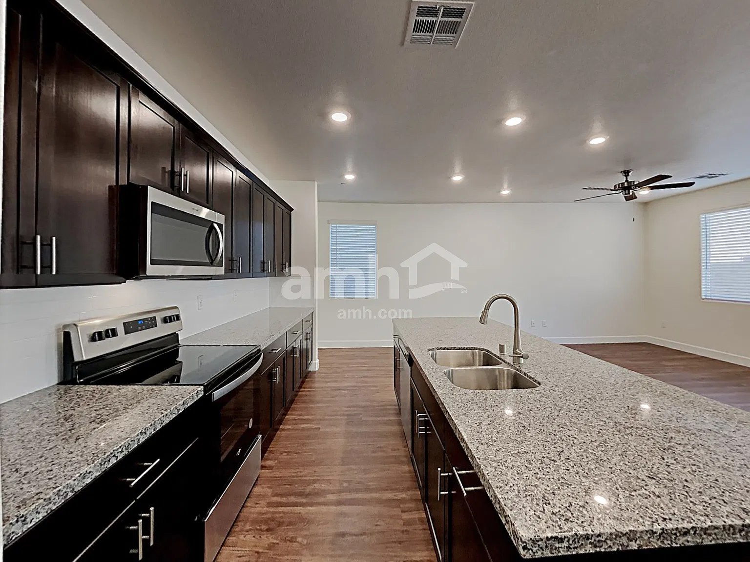 4 bed, 2.5 bath, 2130 sqft, $2,420 — Photo 4