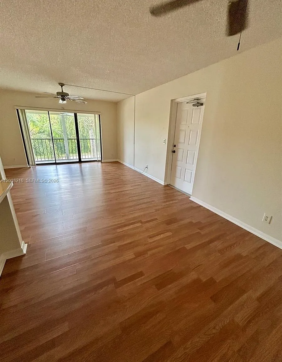 Palm Club Village Ii Cond — Photo 2