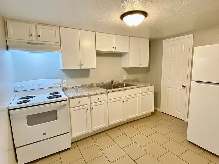 805 7th Ave — Photo 3