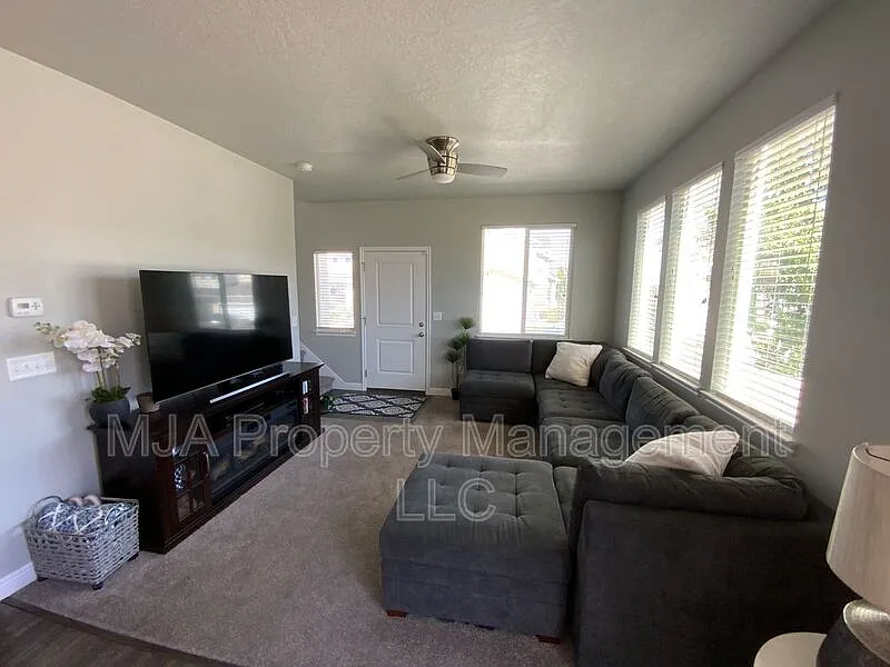 3 bed, 3.0 bath, 2000 sqft, $2,295 — Photo 4