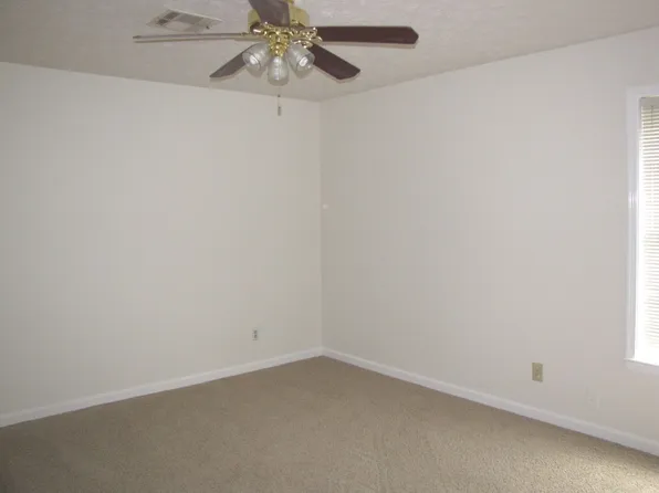 102 Crossgate Dr, Elmore, AL 36025