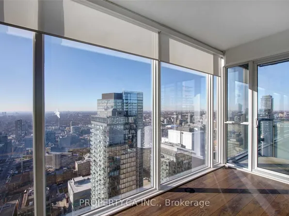 15 Grenville St #4704, Toronto, ON M4Y 0B9