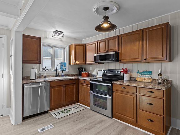2nd image of 1409 Front House Evans St