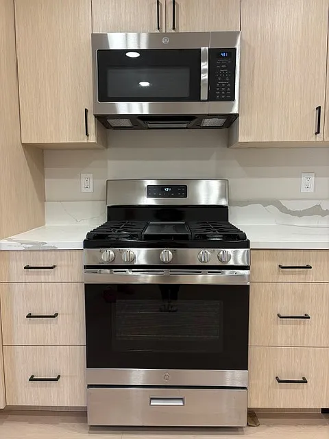 Brand new appliances and cabinets - 5336-5334 Castle St