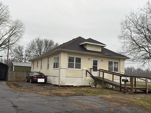 3rd image of 102 Flora Ave