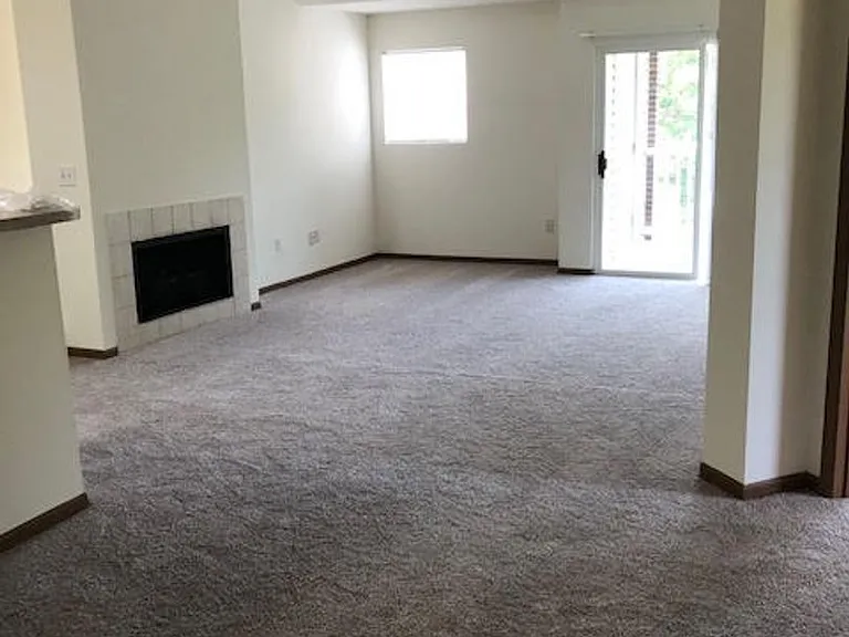Hollow Creek IV Apartments — Photo 4