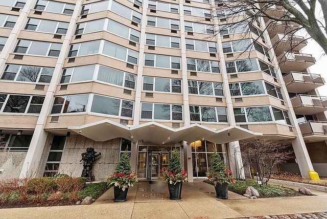 1st image of 555 W Cornelia Ave APT 1005