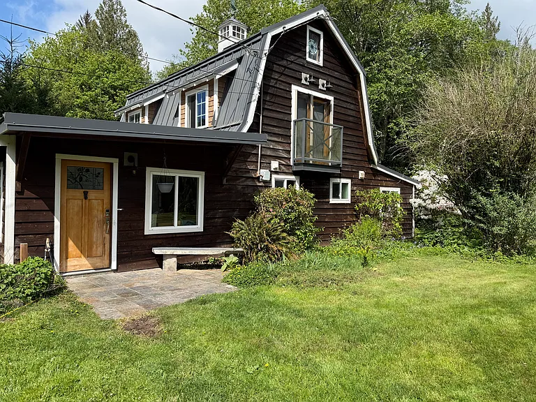 1652 Galbraith Ln — Photo 2