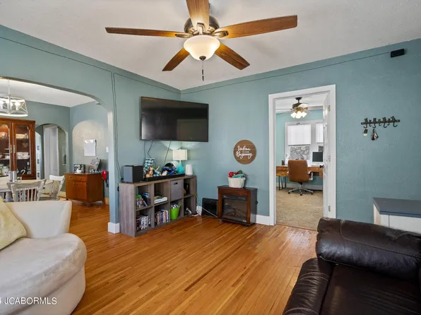 713 Hobbs Ter, Jefferson City, MO 65101