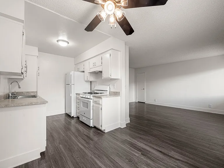 Parkwood Apartments — Photo 9