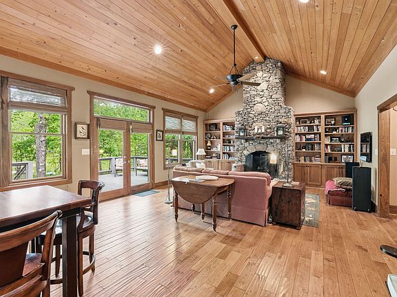 4th image of 479 Lake Loop Rd