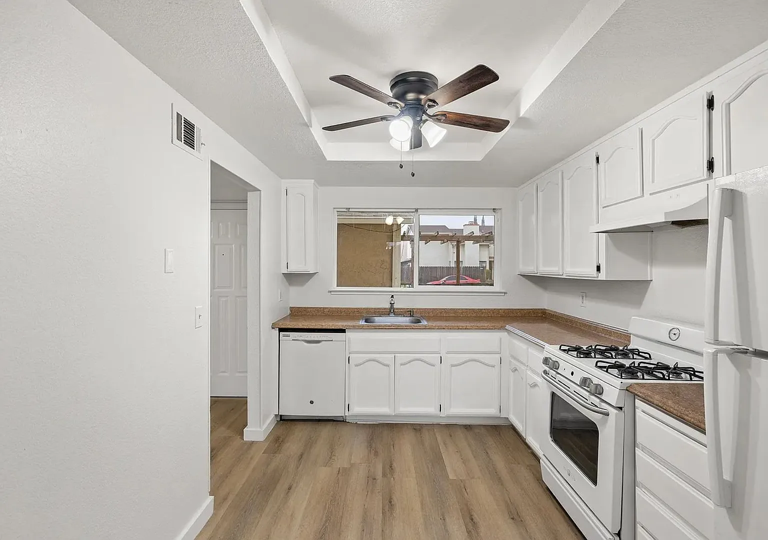 Fairfield, Remodeled 4 Bedroom Home on Quiet Court with Flexible Layout — Photo 4