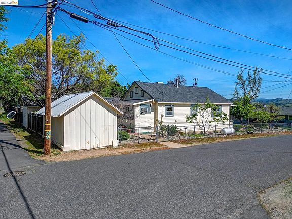 3rd image of 722 Oneida St