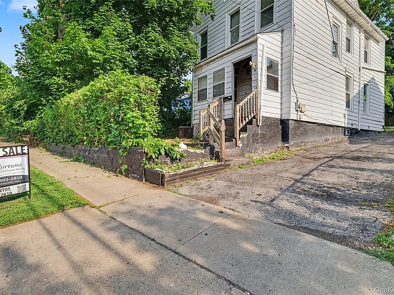 39 Spruce St — Photo 2
