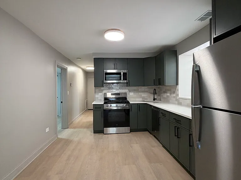 3530 W Dickens Ave #G — Photo 8