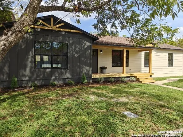 1504 s 2nd st, Floresville, TX 78114