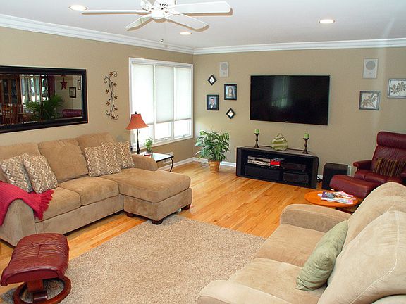 LR has recessed lighting and hardwood floors