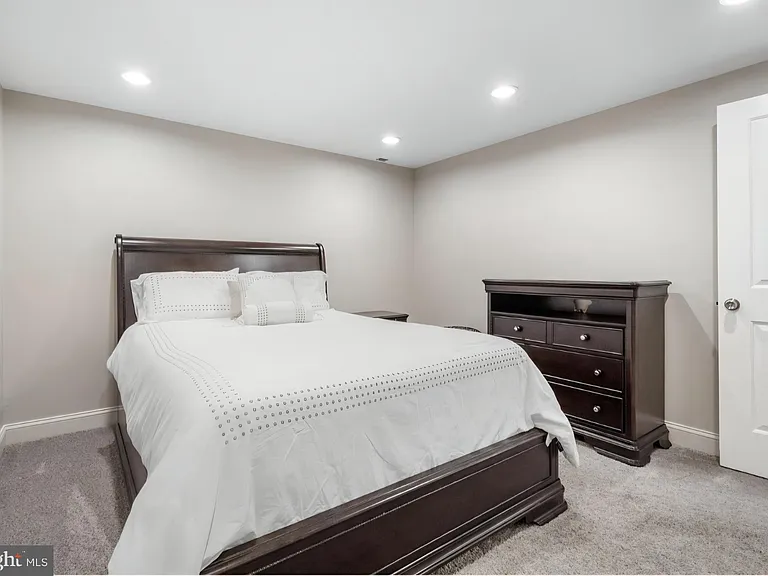 98 Courtland Woods Cir — Photo 16