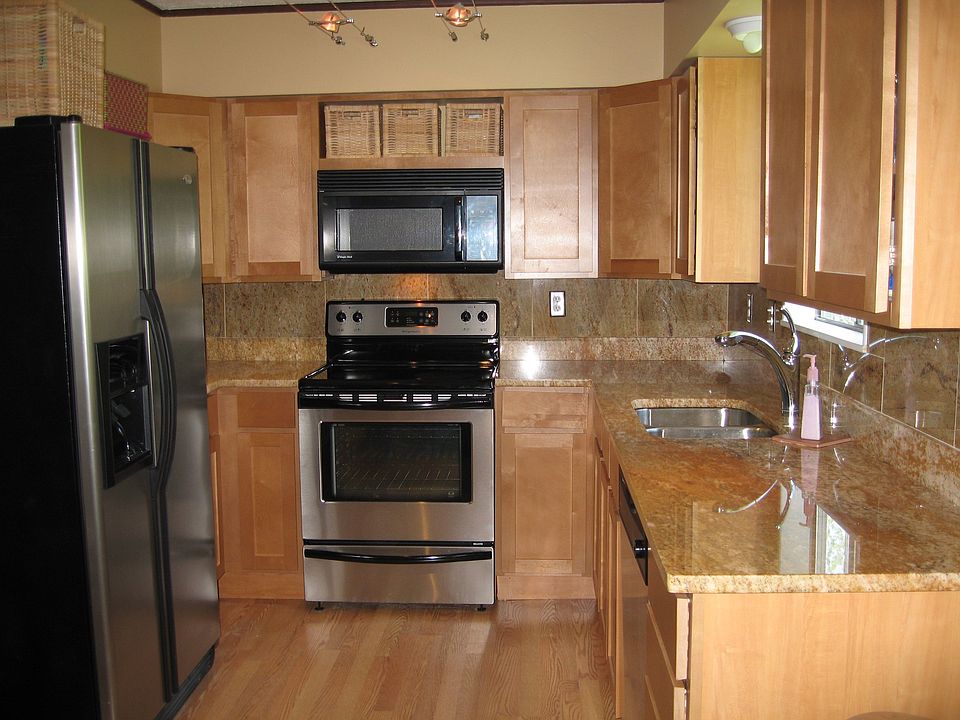 Updated Kitchen: All new appliances/Madura Gold Granite counters and tile