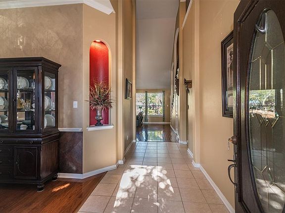 2nd image of 203 Lark Hollow Ln