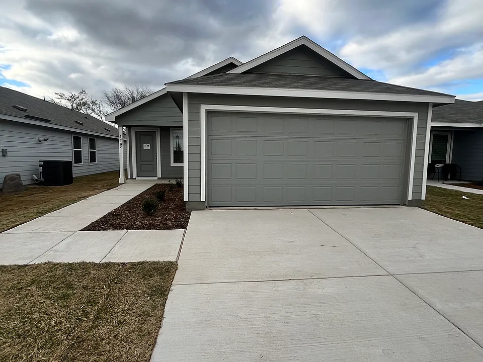 1305 Salton Ln