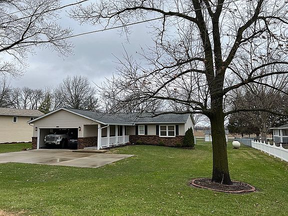 2 car garage w/ addl parking