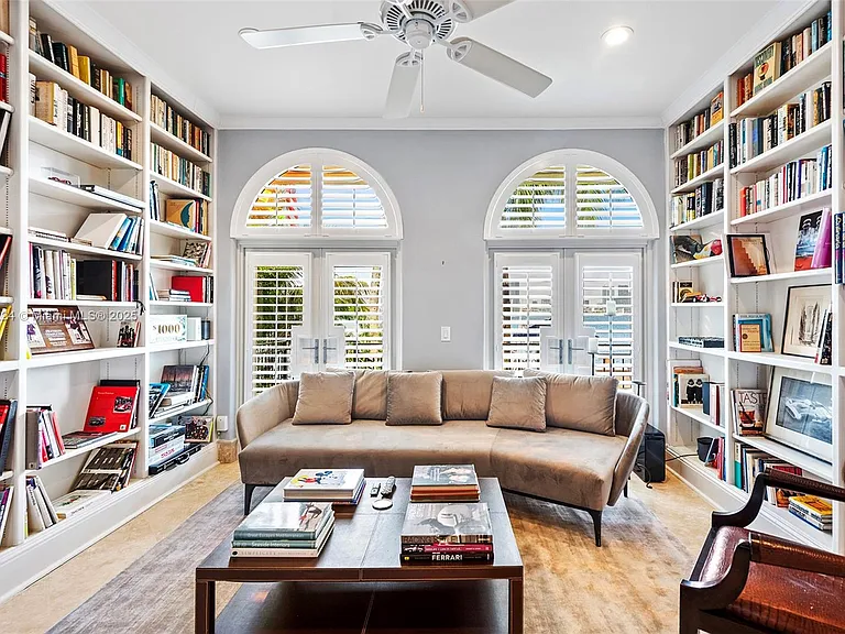 814 W Dilido Dr — Photo 17