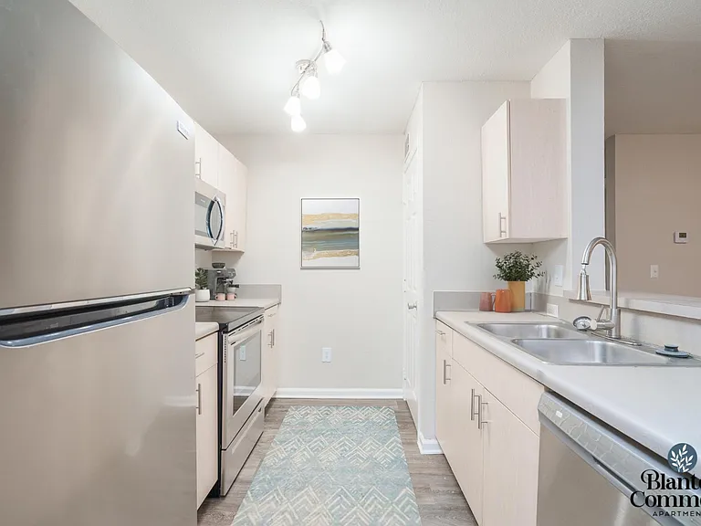 Blanton Commons Apartments — Photo 16