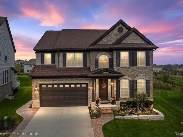 4705 N Stonegate Cir, Orion, MI 48359