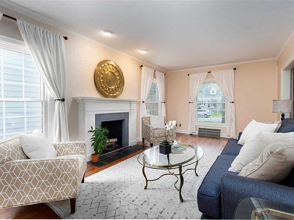 3rd image of 5578 N Shoreland Ave