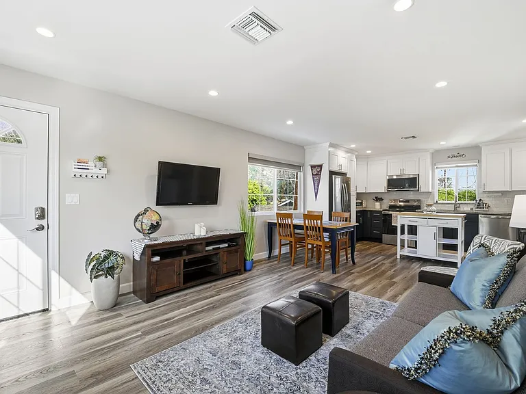 1668 Belford Ave — Photo 6