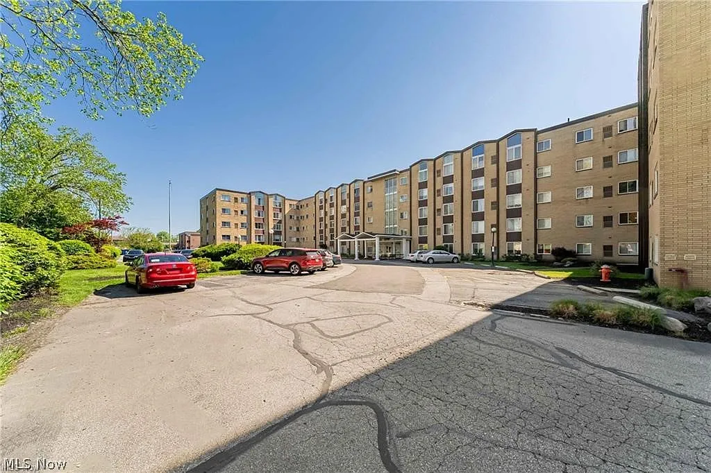 2 bed, 1.0 bath, $1,350 — Photo 2