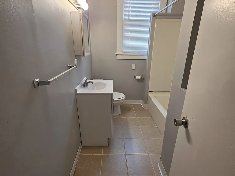 900 E Walnut St — Photo 4