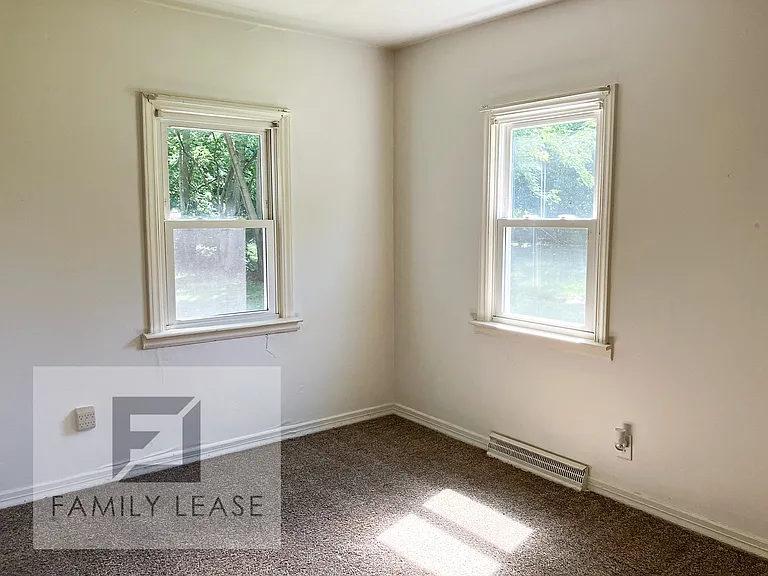 2985 E Division St — Photo 9