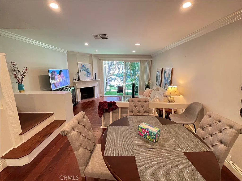 2 bed, 1.5 bath, 1204 sqft, $3,450 — Photo 2