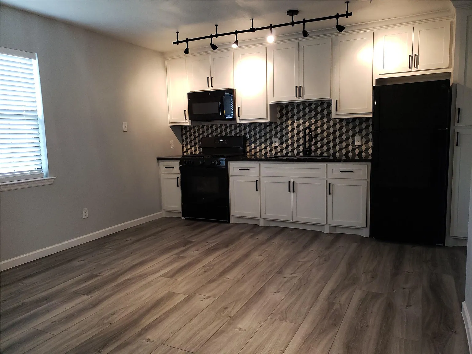 2 bed, 1.0 bath, $1,400 — Photo 2